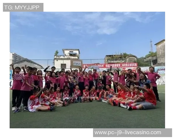 足球的图画：描绘绿茵场上的激情与梦想，展现球员的风采与团队的力量